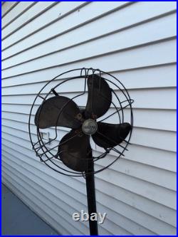SIGNAL ELETRIC FLOOR FAN MODEL P1251 Rare Model. Working But Doesn't isolate